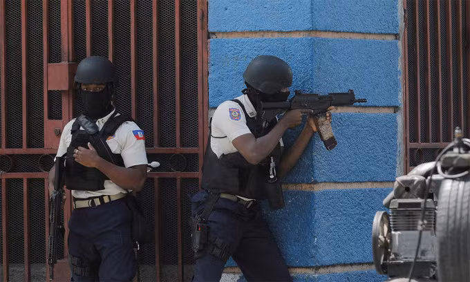 Cảnh sát Haiti trong chiến dịch trấn áp băng đảng tại thủ đô Port-au-Prince ngày 3/3. Ảnh: Reuters