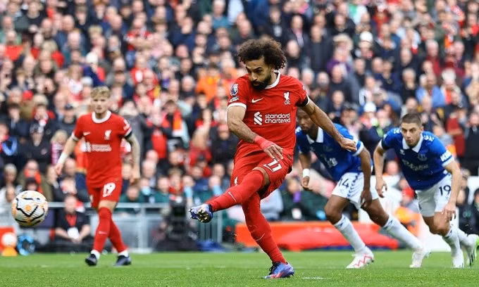 Salah sút phạt đền, mở tỷ số cho Liverpool. Ảnh: Reuters