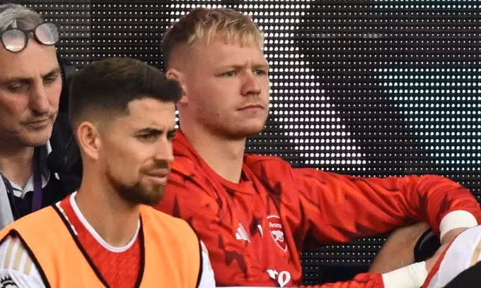 Ramsdale (áo đỏ) trầm ngâm trên ghế dự bị trong trận Arsenal hạ chủ nhà Everton 1-0 tại Ngoại hạng Anh ngày 18/9. Ảnh: AFP