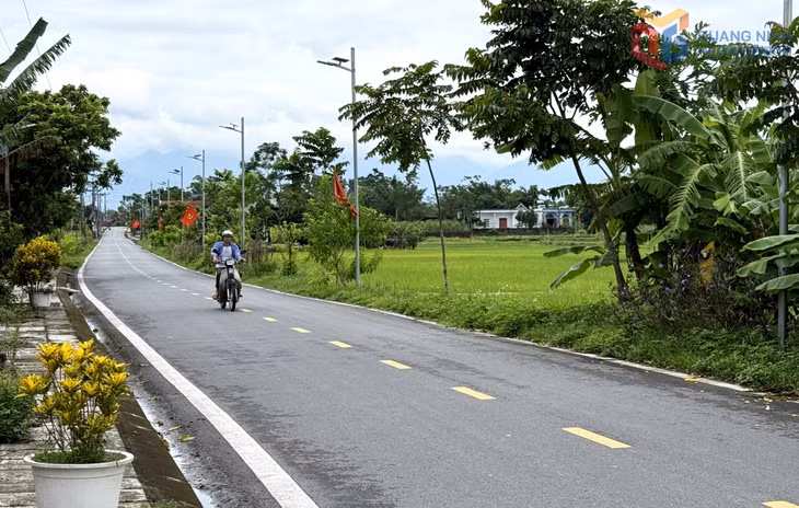 Tuyến đường thôn Trại Dinh, xã Đầm Hà được đầu tư khang trang, có hệ thống chiếu sáng năng lượng mặt trời.