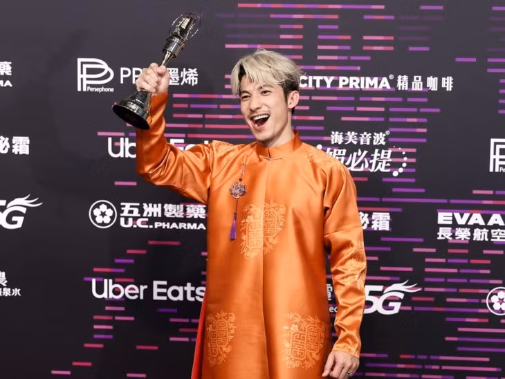 Liên Bỉnh Phát nhận giải thưởng Thị đế Kim Chung. Ảnh: Golden Bell Awards