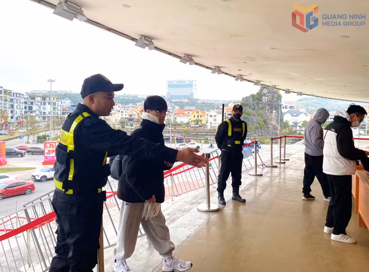 Lực lượng bảo vệ đảm bảo an ninh, trật tự trong quá trình đổi vé. 