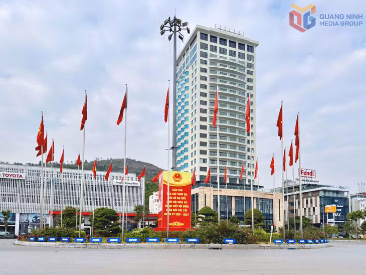 Các khu vực vòng xuyến, đảo giao thông được trang hoàng cờ đỏ, pano cổ động cỡ lớn về Đại hội XIV của Đảng.
