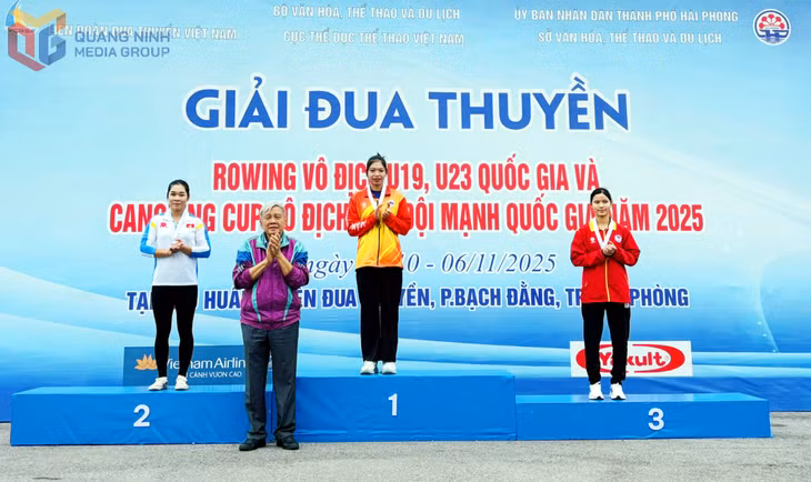 Lý Thị Thúy (bục số 1) khẳng định mình với HCV canoeing C1 cự ly 1.000m, Giải canoeing cúp vô địch các đội mạnh quốc gia năm 2025.