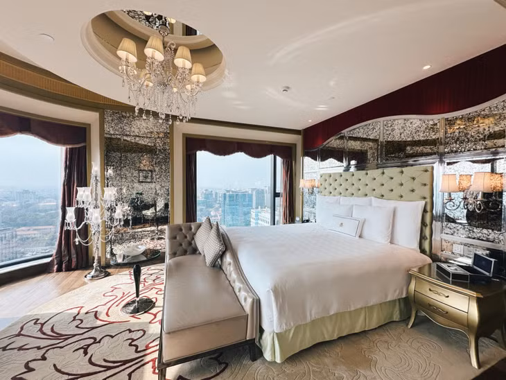 Ngắm sông Sài Gòn ngay bên cửa sổ.