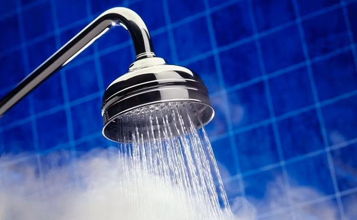 Tắm bằng nước nóng là một nguyên nhân dẫn đến da khô ngứa rát sau khi tắm...