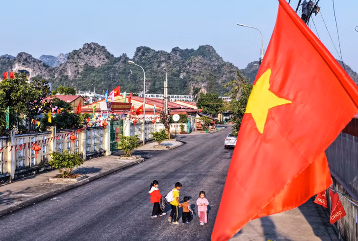 đến từng khu dân cư đều ngập tràn sắc cờ đỏ sao vàng,