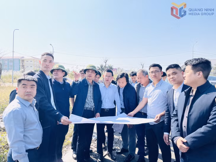 Đồng chí Vũ Văn Diện, Phó Chủ tịch Thường trực UBND tỉnh và Tổ công tác trực tiếp đi kiểm tra thực địa tại Dự án.