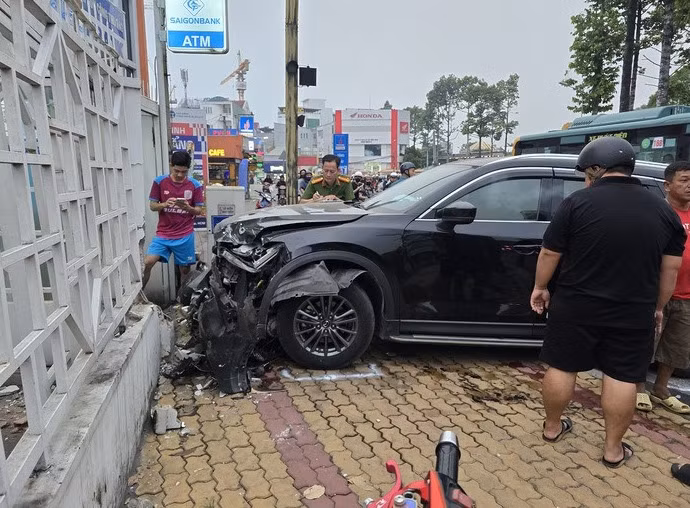 Ô tô tông vào tường một ngân hàng rồi mới dừng lại - Ảnh: MINH HÒA