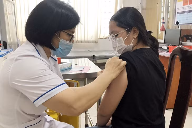 Tiếp tục đảm bảo vắc xin và thúc đẩy công tác tiêm chủng vắc xin phòng bệnh cho các nhóm đối tượng theo hướng dẫn của Bộ Y tế trước, trong và sau Tết.