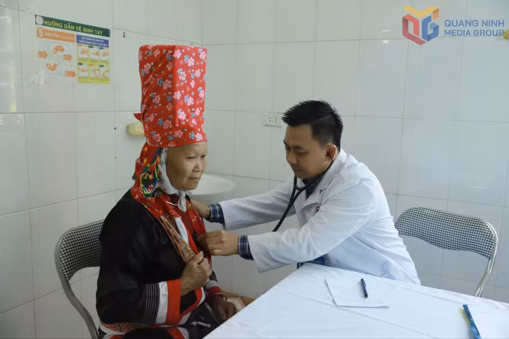 Bác sĩ Bệnh viện Đa khoa tỉnh khám sức khỏe cho bà con DTTS xã Hoành Mô.