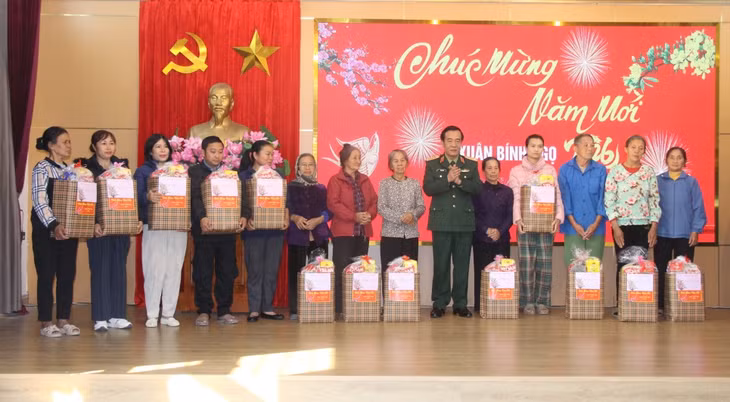 Thượng tướng Lê Đức Thái trao quà Tết cho các gia đình chính sách, hộ gia đình khó khăn ở phường Hiệp Hòa.