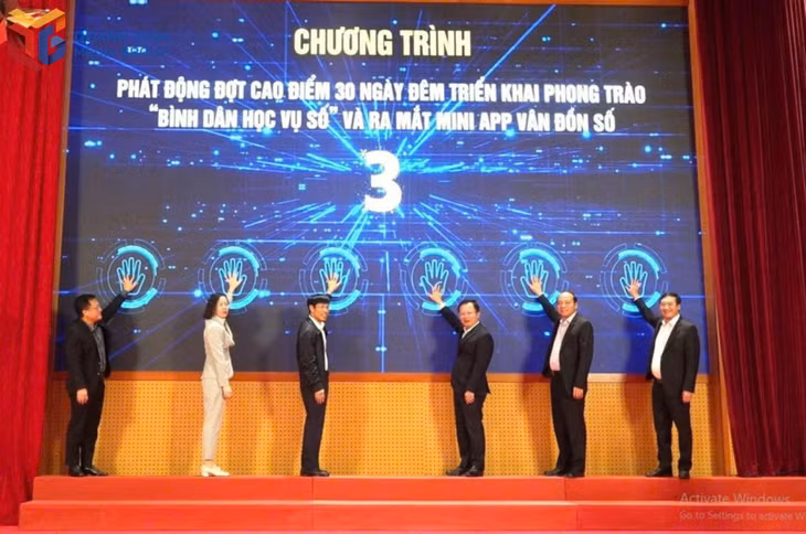 Vân Đồn đẩy mạnh triển khai Bình dân học vụ số, đưa Nghị quyết 57 lan tỏa đến từng người dân. Ảnh: Việt Hưng