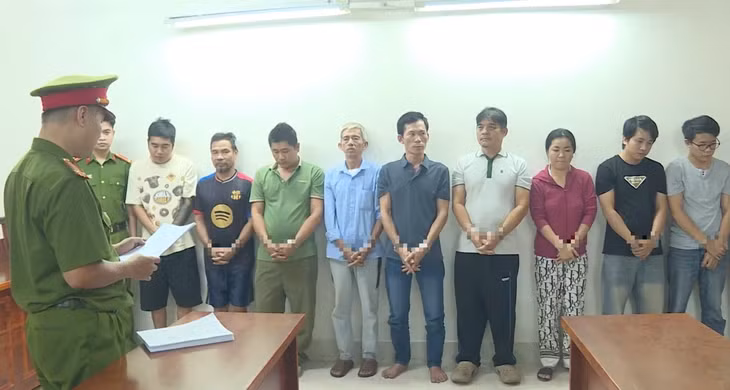 Nguyễn Thanh Hải (thứ 4 từ phải) và đồng phạm nghe tống đạt lệnh tạm giam - Ảnh: Công an TP.HCM