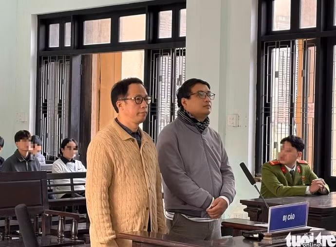 Cựu Giám đốc Đại học Huế Lê Anh Phương (bên trái) hầu tòa về cáo buộc chiếm đoạt hơn 3 tỉ đồng tiền học chứng chỉ tiếng Anh B1 của học viên Trường đại học Sư phạm Huế - Ảnh: N.LINH