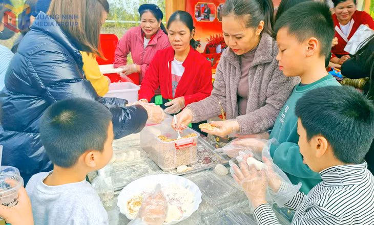 Cùng tham gia học làm bánh bạc đầu, bánh truyền thống có hương vị thơm ngon của người Sán Dìu.