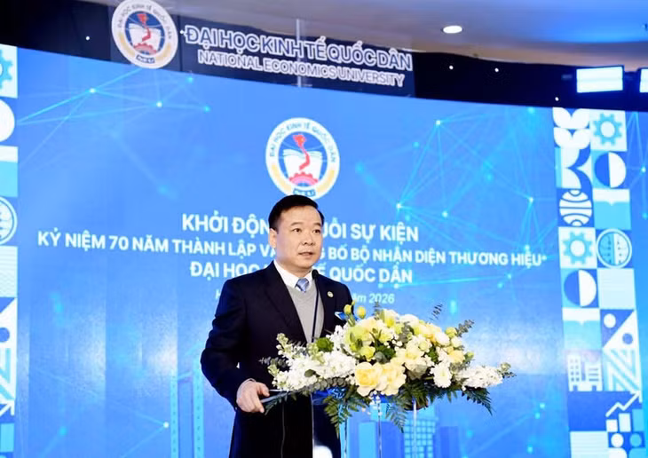 Phó Giáo sư, Tiến sĩ Bùi Huy Nhượng, Giám đốc Đại học Kinh tế quốc dân phát biểu tại buổi lễ. (Ảnh: TUẤN ANH)
