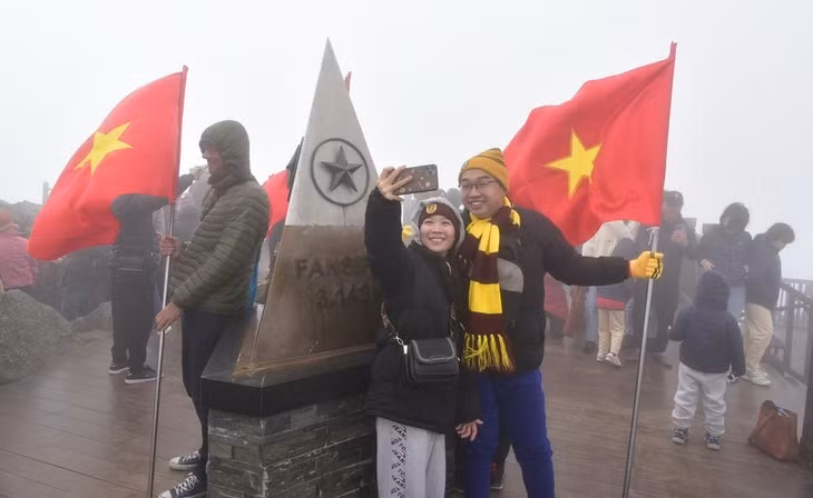 Du khách khám phá đỉnh Fansipan trong dịp Tết Nguyên đán - Ảnh: T.T.D.