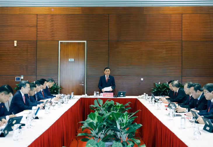 Đồng chí Trần Cẩm Tú, Ủy viên Bộ Chính trị, Thường trực Ban Bí thư phát biểu thảo luận các văn kiện Đại hội tại Đoàn. (Ảnh: TTXVN)