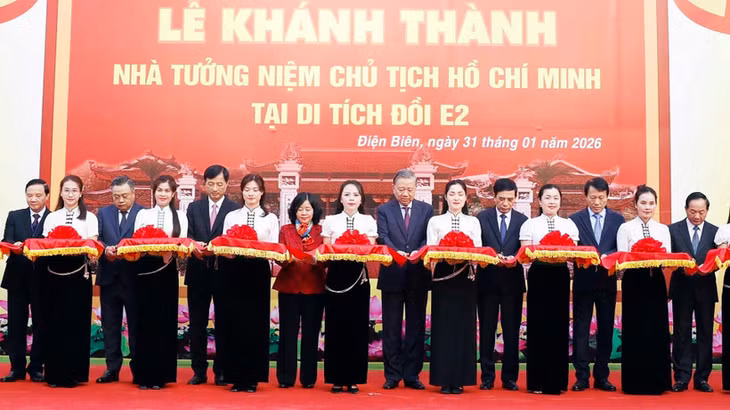 Tổng Bí thư Tô Lâm và các đại biểu thực hiện nghi thức cắt băng khánh thành Nhà tưởng niệm Chủ tịch Hồ Chí Minh tại di tích đồi E2. (Ảnh: Thống Nhất/TTXVN)