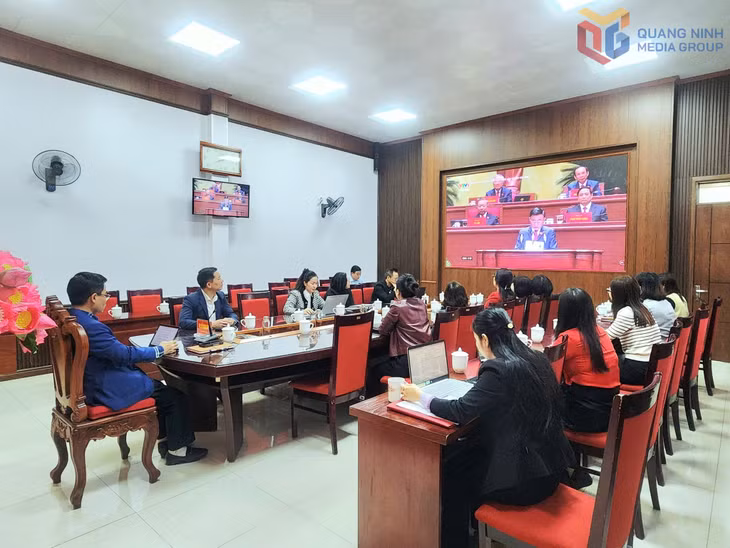 Các chi, đảng bộ, cơ quan, đơn vị trên địa bàn phường Quang Hanh tổ chức theo dõi trực tiếp Lễ Khai mạc Đại hội XIV của Đảng