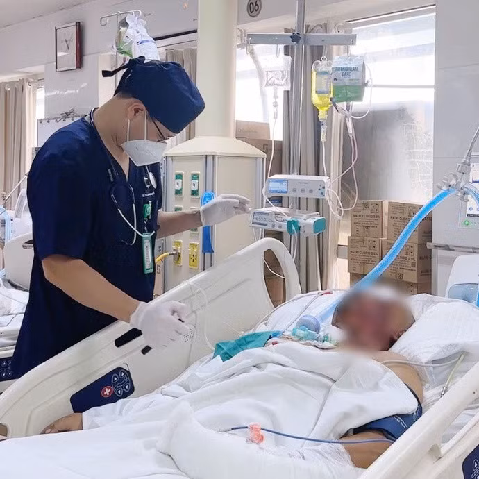 Bác sĩ thăm khám cho bệnh nhân tai nạn pháo nổ tại Bệnh viện Hữu nghị Việt Đức - Ảnh: BVCC