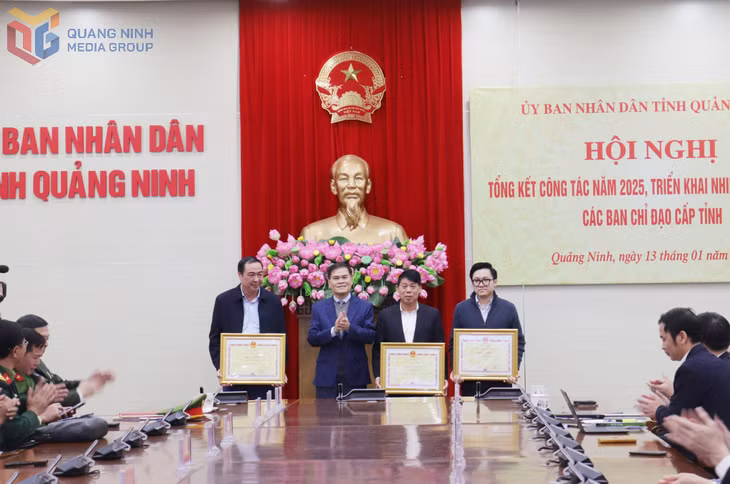 Đồng chí Bùi Văn Khẳng, Phó Bí thư Tỉnh uỷ, Chủ tịch UBND tỉnh tặng bằng khen cho các tập thể có thành xuất sắc trong công tác thu ngân sách.
