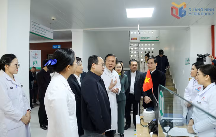 Đồng chí Bí thư Tỉnh ủy cùng đoàn công tác kiểm tra tại khoa khám bệnh.