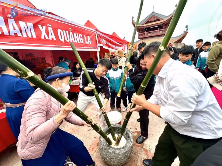 Người dân tham gia giã bánh dày, một nét đặc trưng của đồng bào.