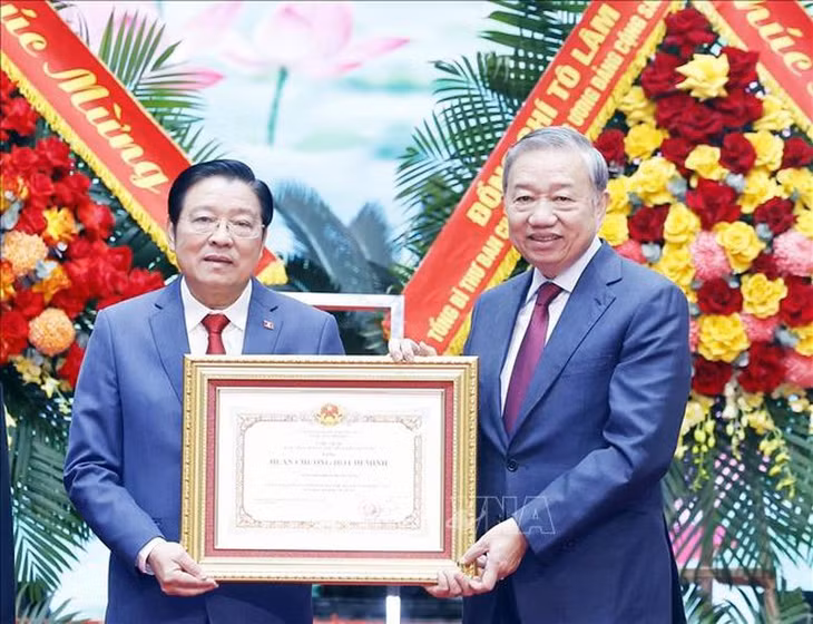 Tổng Bí thư Tô Lâm trao Huân chương Hồ Chí Minh tặng Ban Nội chính Trung ương - Ảnh: TTXVN