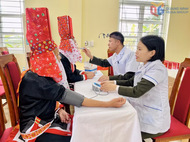 Người dân được khám bệnh và cấp phát thuốc miễn phí.