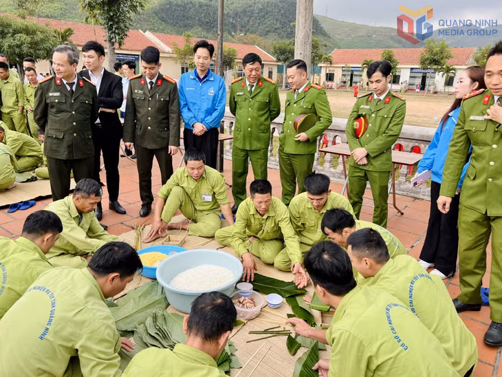 Học viên tham gia hoạt động gói bánh chưng.