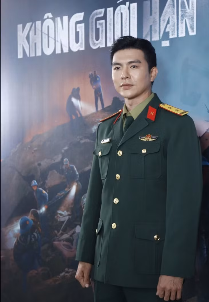 Steven Nguyễn vào vai bộ đội trong phim Không giới hạn - Ảnh: VFC