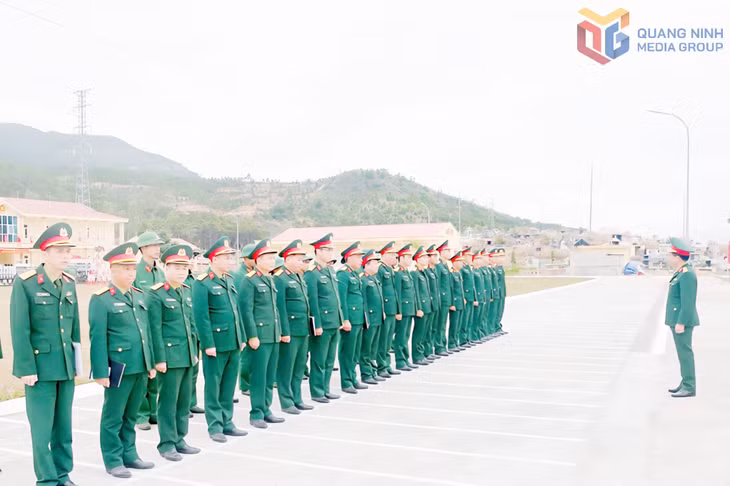 Lãnh đạo Trung đoàn 244 quán triệt nội dung tập huấn cán bộ khung huấn luyện chiến sĩ mới năm 2026.