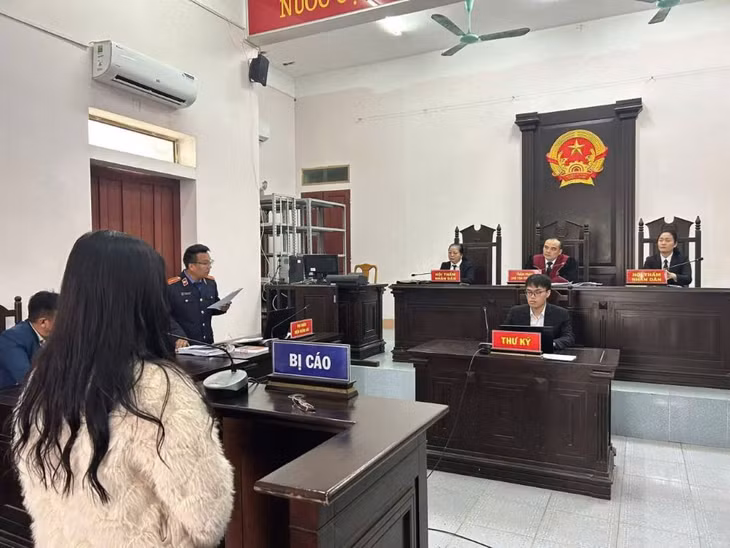 Phiên tòa xét xử cô gái trẻ về hành vi giao xe cho người chưa đủ tuổi gây tai nạn chết người. Ảnh: Công an Thanh Hóa