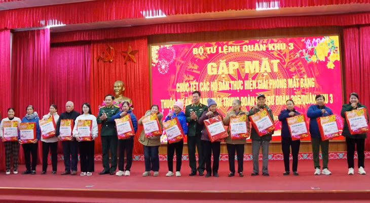 Thiếu tướng Lê Văn Long, Phó Tư lệnh Quân khu 3; Đại tá Hoàng Văn Thuyết, Tỉnh ủy viên, Phó Bí thư Thường trực Đảng ủy, Chính ủy Bộ CHQS tỉnh, tặng quà các hộ dân giải phóng mặt bằng phục vụ dự án xây dựng Trung đoàn Bộ binh 2 (Sư đoàn 395) tại phường Bình Khê, tỉnh Quảng Ninh.