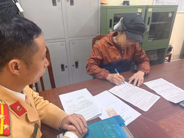 Cảnh sát giao thông làm việc với người vi phạm - Ảnh: Cục Cảnh sát giao thông