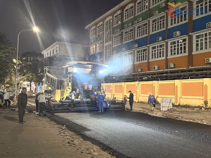 Thảm nhựa tuyến đường qua khu phố Hồng Gai 3, phường Hồng Gai - Một trong những công trình nâng cấp, chỉnh trang đô thị phấn đấu hoàn thành trước Tết Nguyên đán 2026.
