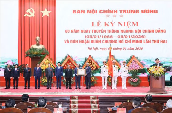 Tổng Bí thư Tô Lâm trao Huân chương Hồ Chí Minh cho Ban Nội chính Trung ương - Ảnh: TTXVN