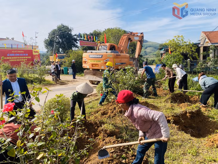 Bà con nhân dân trồng hoa tạo cảnh quan xanh tươi đón Tết.