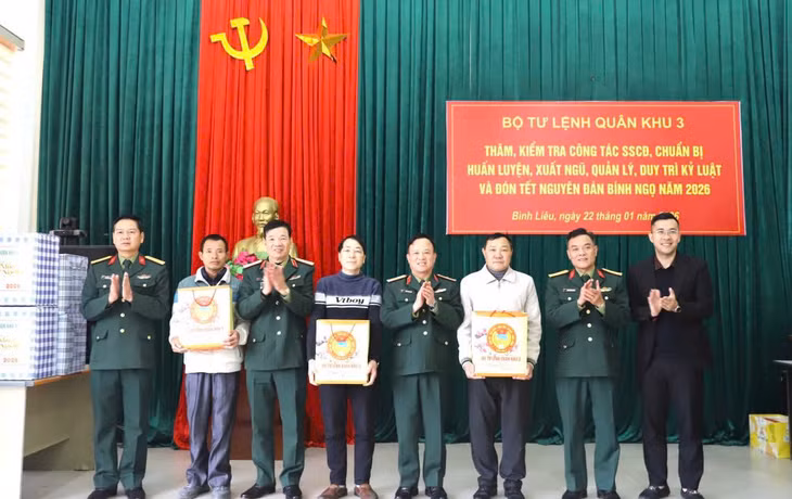 nhân dịp Tết Nguyên đán Bính Ngọ năm 2026, đoàn công tác của Bộ Tư lệnh Quân khu 3 đã đến thăm, kiểm tra và chúc Tết cán bộ, nhân dân một số địa phương trên địa bàn tỉnh Quảng Ninh.Đoàn công tác tặng quà các gia đình chính sách, người nhiễm chất độc da cam xã Bình Liêu. Ảnh: Hoàng Gái - CTV