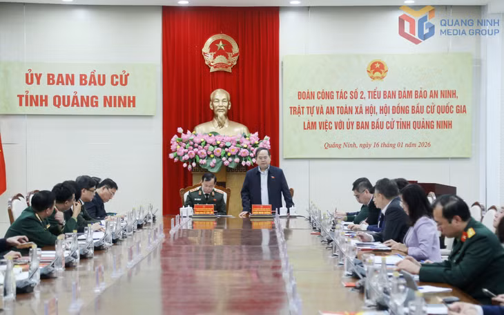 Đồng chí Quản Minh Cường, Bí thư Tỉnh ủy, Trưởng Đoàn ĐBQH tỉnh, Chủ tịch Ủy ban Bầu cử tỉnh, phát biểu tại buổi làm việc.
