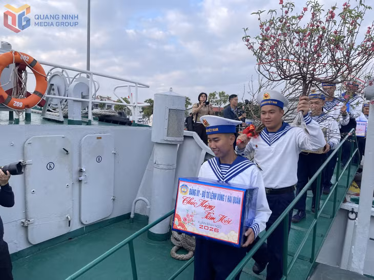 Chiến sĩ vận chuyển hàng hoá, quà xuống tàu vận chuyển ra đặc khu Bạch Long Vĩ.