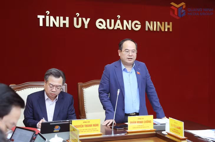 Đồng chí Quản Minh Cường, Bí thư Tỉnh ủy, Trưởng Đoàn ĐBQH tỉnh phát biểu tại hội nghị.