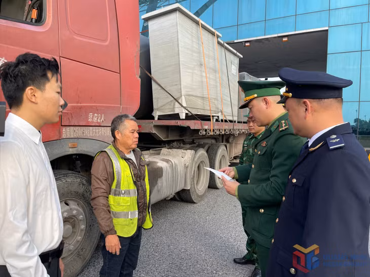 Các đơn vị chức năng kiểm tra, giám sát hàng hóa XNK qua cửa khẩu Bắc Luân II.