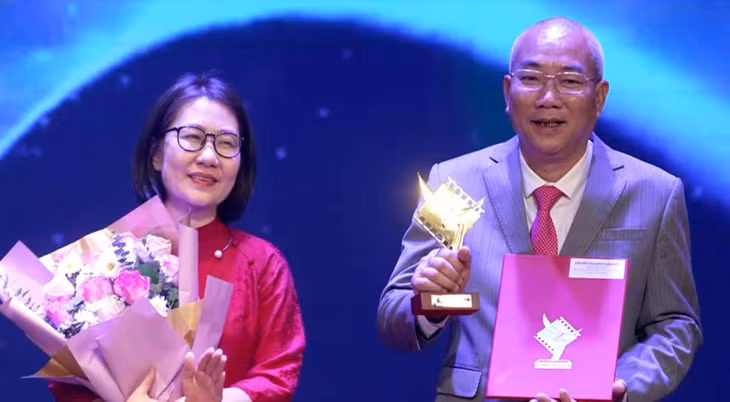 Đạo diễn - NSƯT Nguyễn Danh Dũng nhận giải Cánh Diều Vàng phim Không thời gian. Ảnh: Minh Chính
