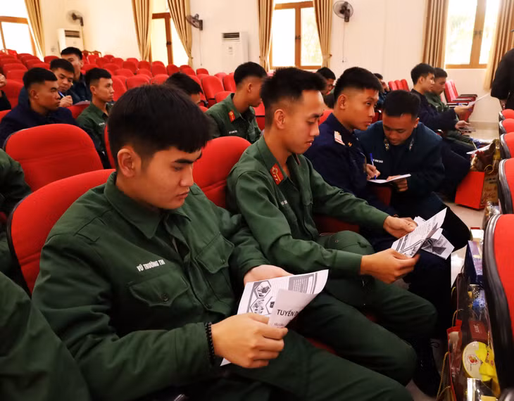 Các quân nhân xuất ngũ chăm chú tìm hiểu cơ hội học nghề và việc làm phù hợp.