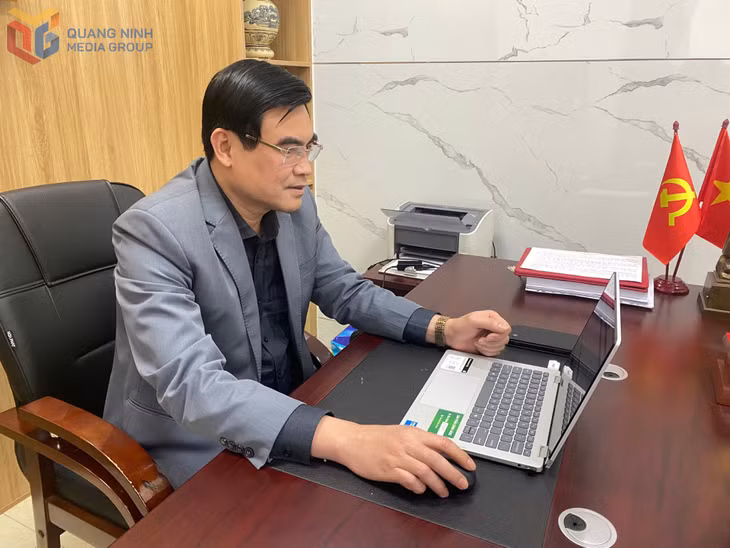 Ông Nguyễn Thái Bình, Phó Chủ tịch UBND phường Mông Dương, sử dụng chữ ký số để phê duyệt văn bản.