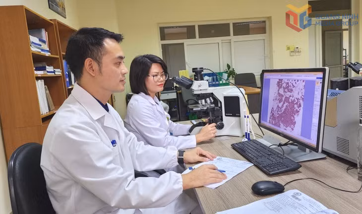 Bác sĩ thực hiện phân tích tiêu bản mô bệnh học trên hệ thống hiển vi và phần mềm hỗ trợ tại Bệnh viện Việt Nam-Thụy Điển Uông Bí.