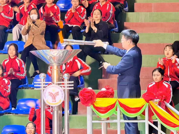 Đồng chí Đỗ Ngọc Nam, Bí thư Đảng ủy Phường thực hiện nghi thức thắp đuốc khai mạc Đại hội.